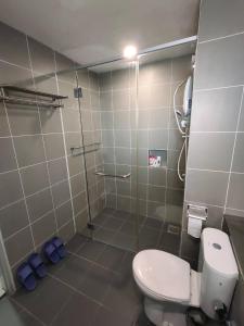 ein Bad mit einer Dusche und einem WC. in der Unterkunft WESTAY Studio 1 Bedroom Near KK City Airport and Tg Aru Beach in Kota Kinabalu
