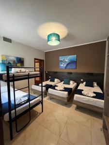 Cette chambre comprend 4 lits superposés. dans l'établissement Belle Apartments, à San Ġiljan