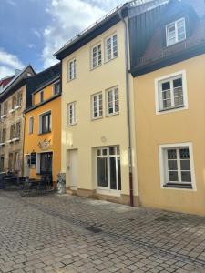 a row of buildings on a cobblestone street at Ferienwohnungen im Herzen der Stadt in Bayreuth
