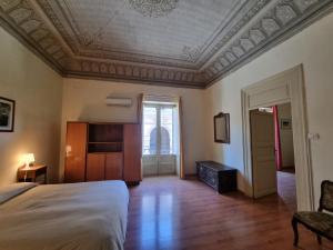 パレルモにあるPiazza Politeamaの格天井のベッドルーム1室(ベッド1台付)