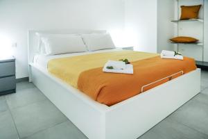1 dormitorio blanco con 1 cama grande con manta naranja en Luxury Villa La Perla - Castellammare del golfo with Pool, Garden and Parking, en Castellammare del Golfo 35 fotos más