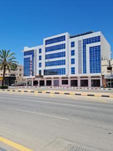 a large building on the side of a road at فندق روزميلون in Al Fayşalīyah