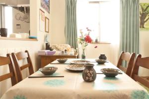 川口的住宿－東京田園平安旅館，餐桌上放着碗和盘子