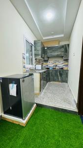 - une cuisine avec un tapis vert dans la chambre dans l'établissement Rahat Arcade, à Islamabad