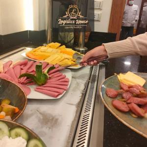 una persona sosteniendo una espátula sobre una mesa de comida en Paradise Home City Stars, en El Cairo