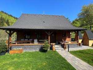 Cabaña de madera con techo sobre la hierba en Chata na Lazoch - Raj v prírode, en Lazy pod Makytou