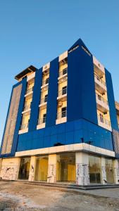 un bâtiment bleu avec des fenêtres en verre sur son côté dans l'établissement Rahat Arcade, à Islamabad