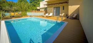 een zwembad met blauw water in een huis bij Spiretos in Potamós