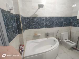 een badkamer met een bad en een toilet bij sunwing pyramids view in Al Mahallah Al Kubra