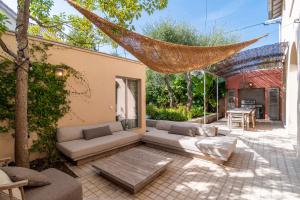 eine Terrasse mit einer Couch und einem Tisch in der Unterkunft Nice Living Cap d'Antibes in Antibes