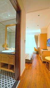 un bagno con lavandino e un letto in una camera di SAIGON_AROMA_HOTEL a Hanoi