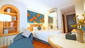 Habitación de hotel con cama y mesa en SAIGON_AROMA_HOTEL en Hanói