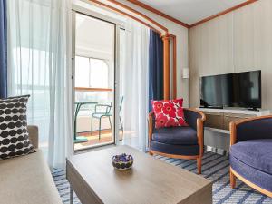 Un televizor și/sau centru de divertisment la Tallink Silja Line ferry - Helsinki 2 nights return cruise to Stockholm