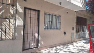 ein Gebäude mit einem Seitentor in der Unterkunft Alquiler de departamento por día excelente ubicacion in Neuquén