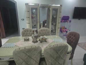 een eettafel met stoelen en een spiegel bij sunwing pyramids view in Al Mahallah Al Kubra