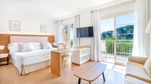 Телевизор и/или развлекательный центр в VIVA Cala Mesquida Suites & Spa Adults Only 16