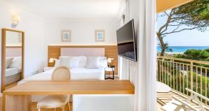 Кровать или кровати в номере VIVA Cala Mesquida Suites & Spa Adults Only 16