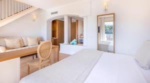 Кровать или кровати в номере VIVA Cala Mesquida Suites & Spa Adults Only 16