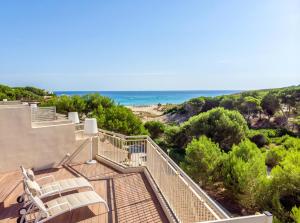 balcón con vistas a la playa en VIVA Cala Mesquida Suites & Spa Adults Only 16, en Cala Mesquida