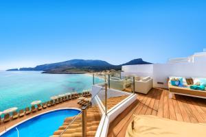 Elle comprend un balcon offrant une vue sur l'océan. dans l'établissement VIVA Cala Mesquida Resort & Spa, à Cala Mesquida
