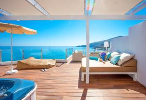 Zimmer mit einem Bett und einer Badewanne auf einer Yacht in der Unterkunft VIVA Cala Mesquida Resort & Spa in Cala Mesquida