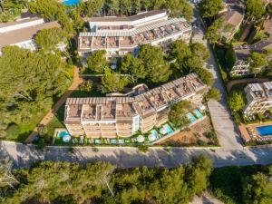una vista aérea de un edificio con piscina en VIVA Cala Mesquida Suites & Spa Adults Only 16, en Cala Mesquida
