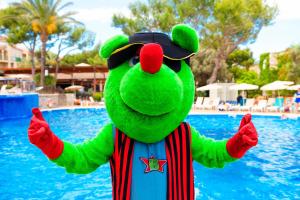 Бассейн в VIVA Cala Mesquida Resort & Spa или поблизости