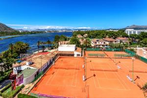 una vista aérea de una pista de tenis junto al agua en VIVA Eden Lago, en Puerto de Alcudia
