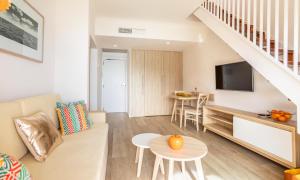 Телевизор и/или развлекательный центр в VIVA Cala Mesquida Resort & Spa