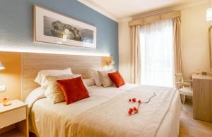 Кровать или кровати в номере VIVA Cala Mesquida Resort & Spa