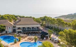 Бассейн в VIVA Cala Mesquida Suites & Spa Adults Only 16 или поблизости