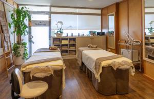 una habitación de hospital con 2 camas y una silla en VIVA Golf Adults Only 18+, en Puerto de Alcudia
