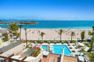 una habitación de hotel con vistas a la playa en VIVA Golf Adults Only 18+, en Puerto de Alcudia