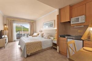 Кровать или кровати в номере VIVA Cala Mesquida Resort & Spa