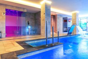 una piscina con scivolo in una casa di VIVA Blue & Spa a Playa de Muro