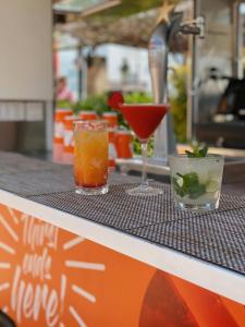 dos bebidas sentadas en un mostrador en un restaurante en VIVA Sunrise, en Puerto de Alcudia