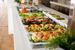 ポルト・ダルクディアにあるVIVA Sunriseの種類豊富なサラダを取り揃えたビュッフェ
