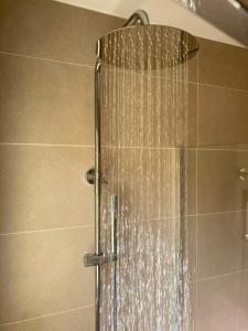 La salle de bains est pourvue d'une douche avec rideau de douche. dans l'établissement Mon Art, à Logroño