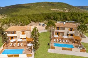 een luchtzicht op een villa met een zwembad bij Villa Artemisia by Villa Plus in Ágios Nikólaos