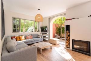 ein Wohnzimmer mit Couch und Kamin in der Unterkunft Nice Living Cap d'Antibes in Antibes