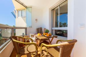 una sala da pranzo con tavolo, sedie e finestra di Vistamarina 403A By IVI Real Estate a Torremolinos