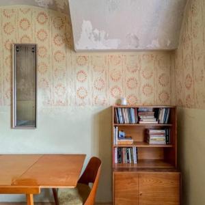 una stanza con tavolo e libreria di Ubytovanie v Kláštore - Hostel a Rožňava