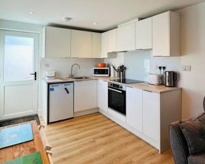 Een keuken of kitchenette bij Bournecoast- Modern flat with courtyard - FM9587