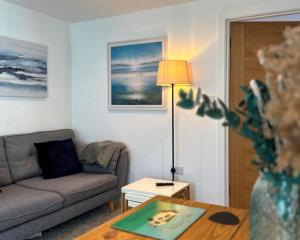 Uma área de estar em Bournecoast- Modern flat with courtyard - FM9587