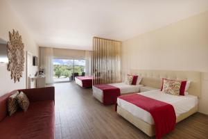 塔维拉Hotel Rural Quinta do Marco - Nature & Dining的一间酒店房间，配有两张床和一张沙发 更多40张照片