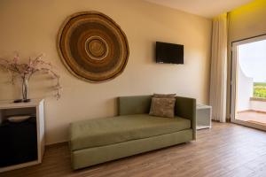 塔维拉Hotel Rural Quinta do Marco - Nature & Dining的客厅里有一张沙发和一台电视