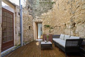 sala de estar con sofá y mesa en Les Appartements de la Cadène en Saint-Émilion