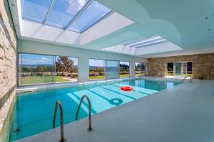 una piscina coperta con lucernario in una casa di Douro Luxury Farmhouse a Vila Real