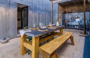 un tavolo in legno e una panca in cucina di Douro Luxury Farmhouse a Vila Real