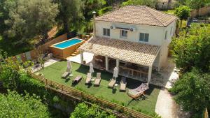 an aerial view of a house with a swimming pool at Villa Villekulla in Agnítsini